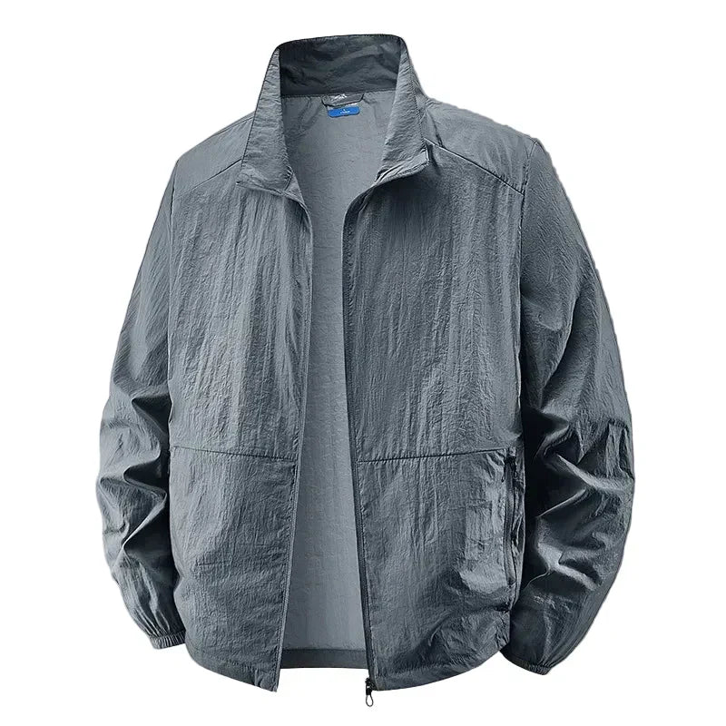 Uomo indossa giacca leggera multitasche grigia, look casual e moda maschile per lo stile urbano di tutti i giorni.