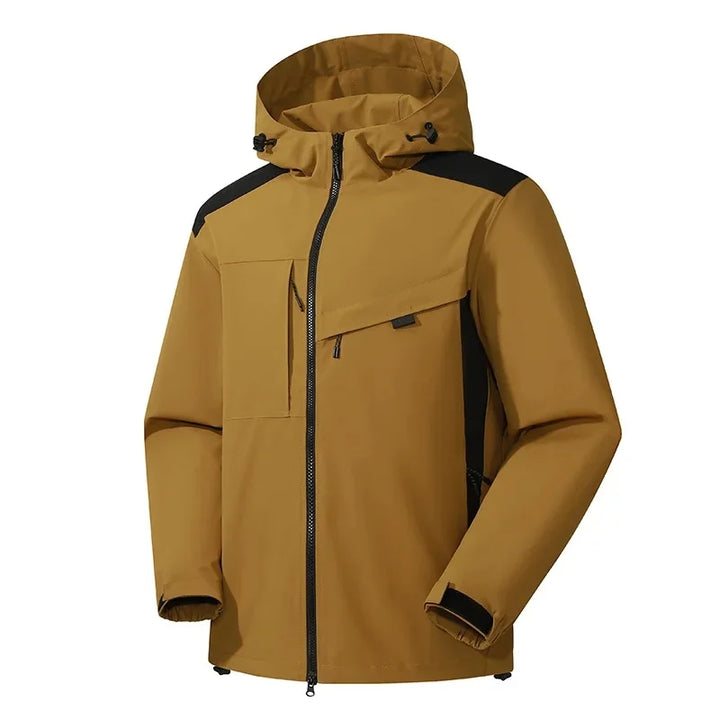 Uomo indossa giacca da sci resistente per sport invernali, abbigliamento outdoor con cappuccio.