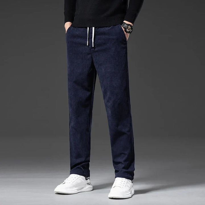 Pantaloni uomo classici dritti, vita regolabile, ideali per lavoro e occasioni formali. Abbigliamento maschile chic.