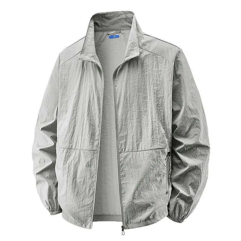 Vista frontale giacca uomo leggera multitasche, ideale per un look casual e pratico, perfetta per viaggi.