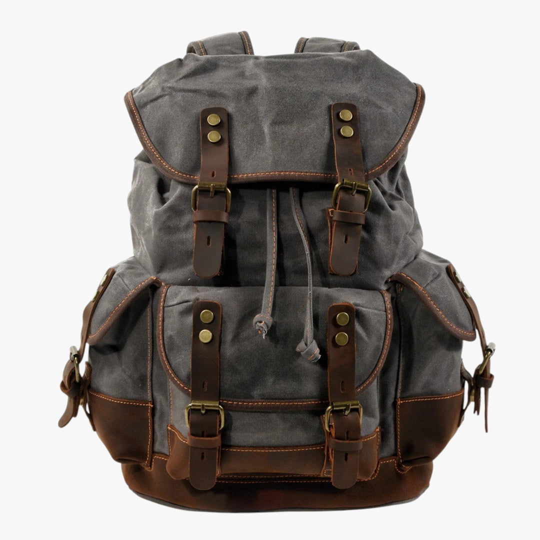 Zaino da trekking multitasche uomo versatile per organizzare al meglio l'attrezzatura da viaggio.