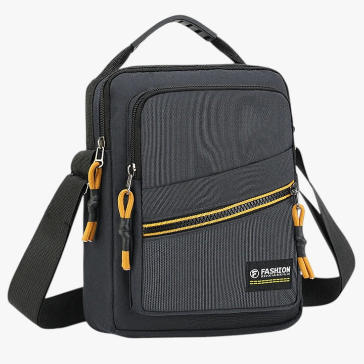 Borsa messenger verde militare uomo, tessuto resistente, accessorio viaggio e stile casual.