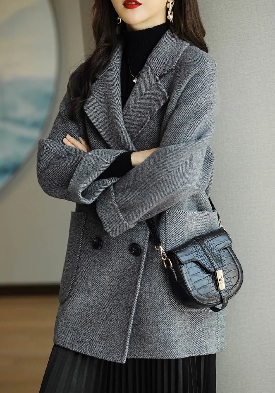 Raffinato cappotto doppiopetto donna color cammello, ideale per un look autunnale elegante e caldo.