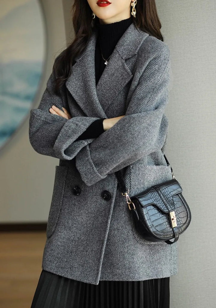 Raffinato cappotto doppiopetto donna color cammello, ideale per un look autunnale elegante e caldo.