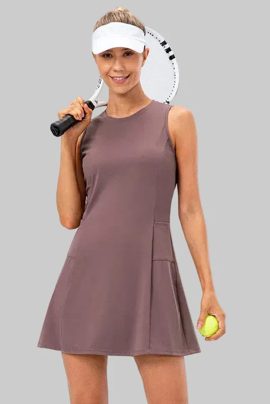 Abito tennis donna leggero, traspirante, senza maniche, con shorts e tasche. Ideale per allenamento.