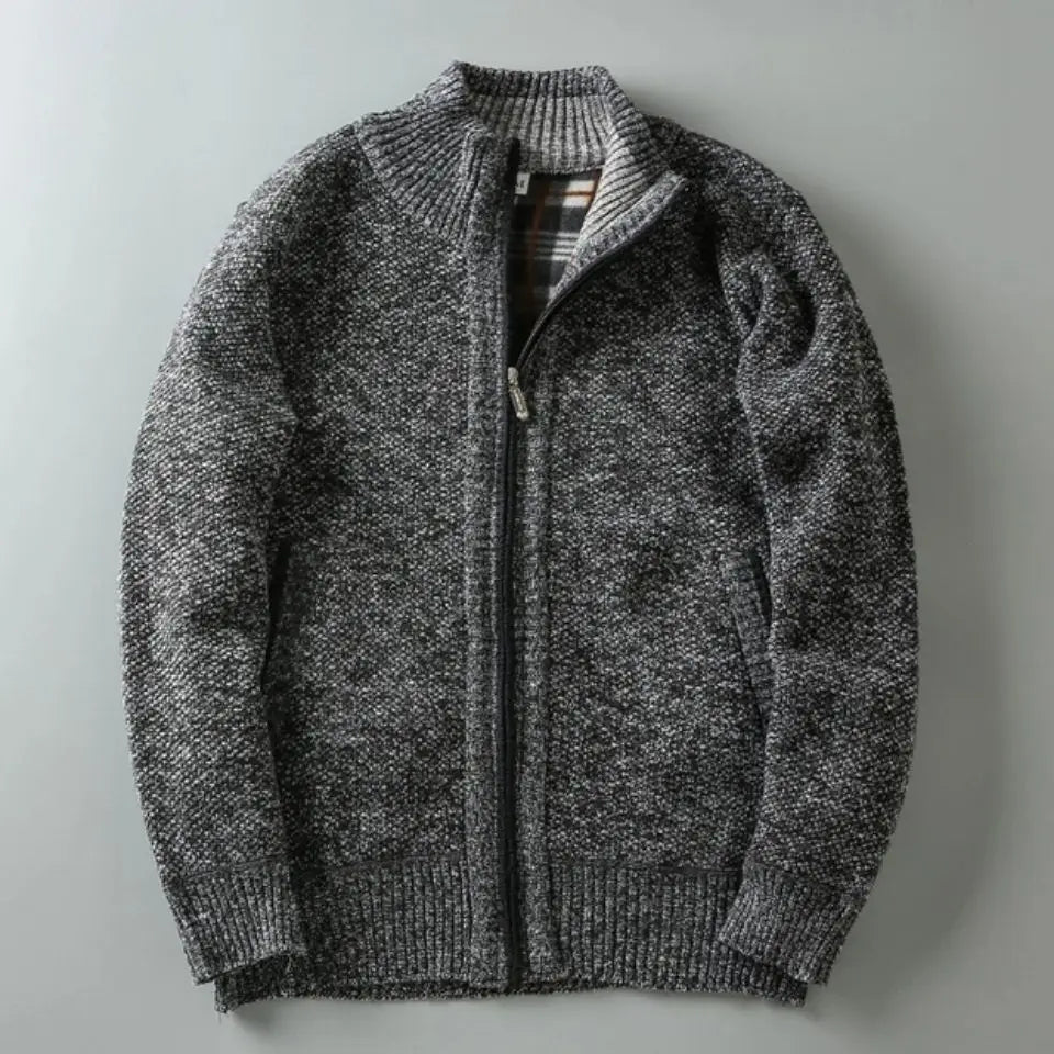 Cappotto lungo uomo invernale, stile distintivo, ideale per affrontare il freddo con eleganza.