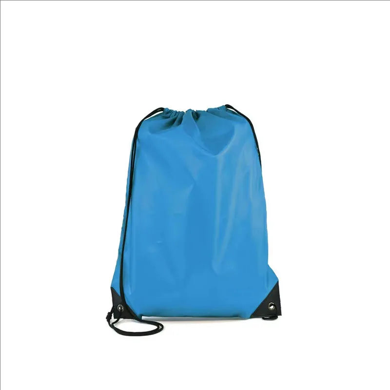 Sacca compatta con coulisse, in poliestere, pratica borsa unisex per palestra, nuoto o brevi spostamenti.