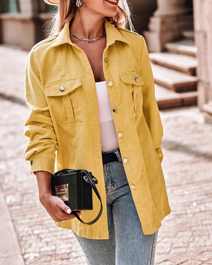 Modello giacca donna gialla, in morbido velluto a coste, offre comfort e stile moderno per ogni occasione.