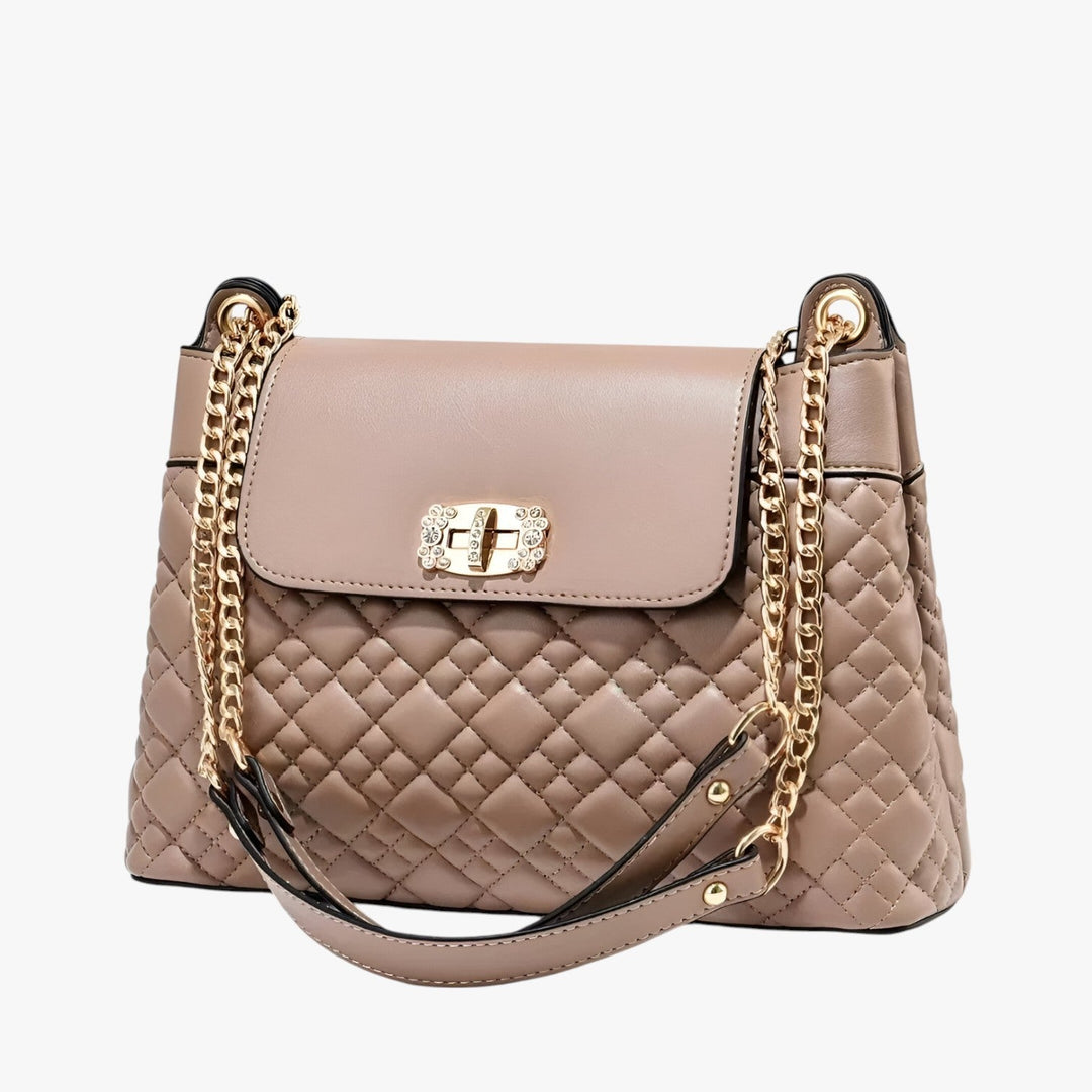Borsa a secchiello donna trapuntata, dettaglio trapuntatura e tracolla a catena. Un accessorio moda chic.