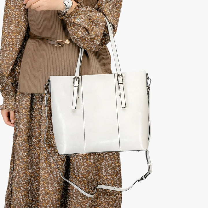 Dettagli manici e fibbie borsa tote donna marrone scuro, simbolo di eleganza versatile e moda.