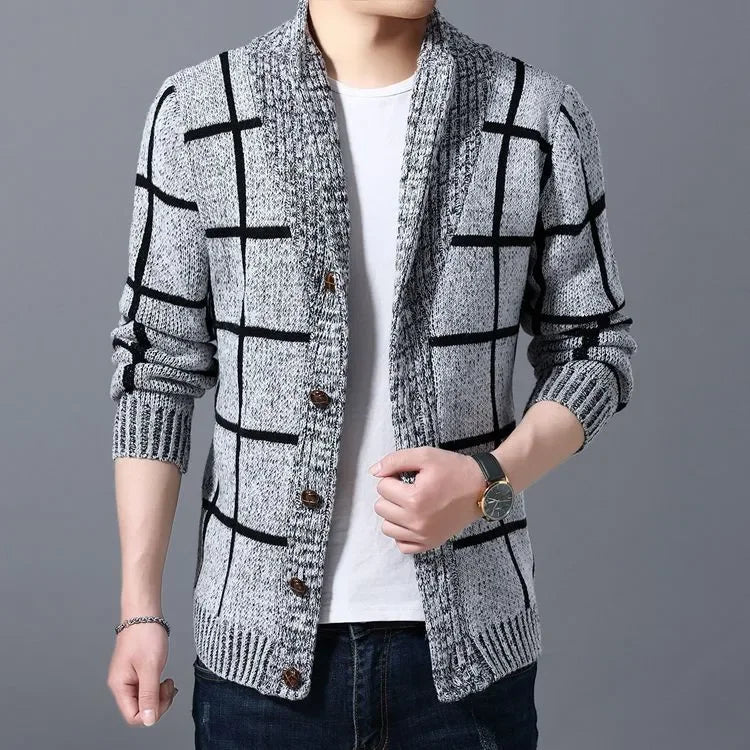 Cardigan uomo a bottoni per autunno inverno, con trama a griglia e stile elegante. Abbigliamento maschile versatile.