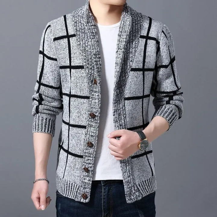 Cardigan uomo a bottoni per autunno inverno, con trama a griglia e stile elegante. Abbigliamento maschile versatile.