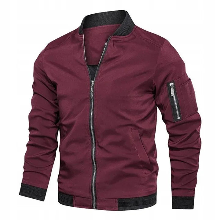 Uomo che indossa una giacca bomber leggera con cerniera, ideale per un outfit casual moderno e versatile per l'autunno.