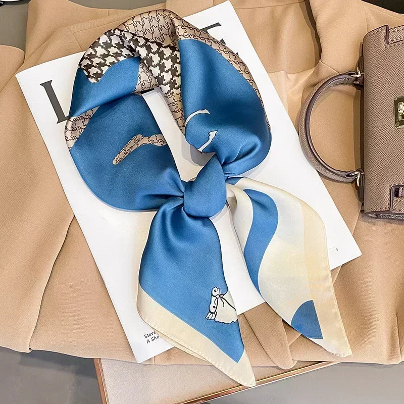 Sciarpa leggera in raso lucido, stampa raffinata, foulard elegante per donna.