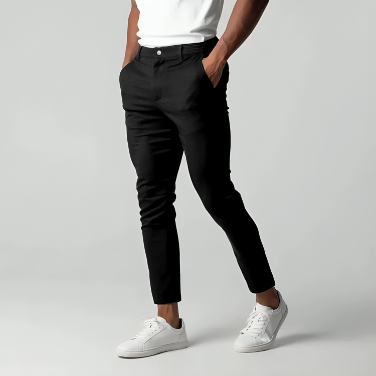 Chino uomo taglio affusolato slim fit. Perfetto per look casual elegante in ogni stagione.