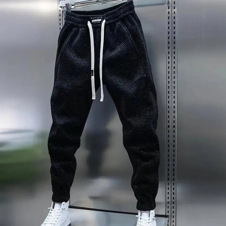 Pantaloni uomo slim fit, ideali per abbigliamento casual e sportivo. Fantasia, vita elasticizzata e coulisse per un look moderno.