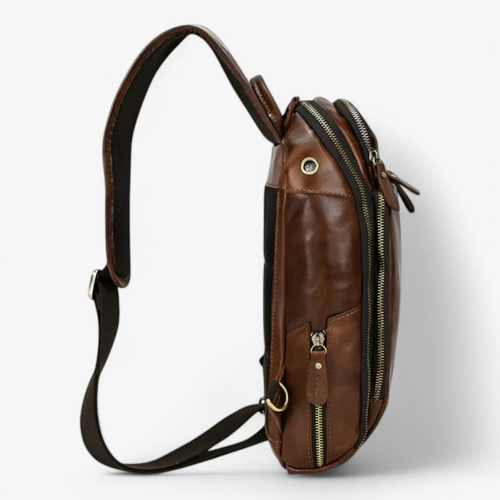 Borsa da petto uomo in similpelle marrone caffè, design moderno e scomparti per oggetti personali.