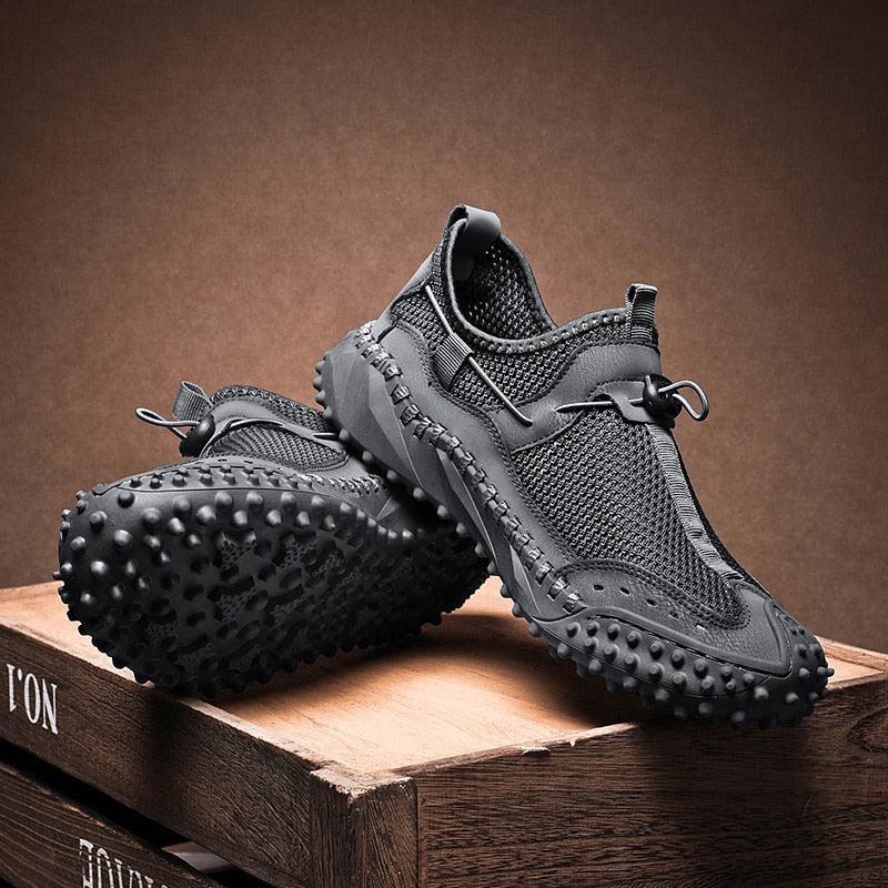 Suola antiscivolo per sneakers da trekking uomo, offre massima trazione e protezione su terreni vari.