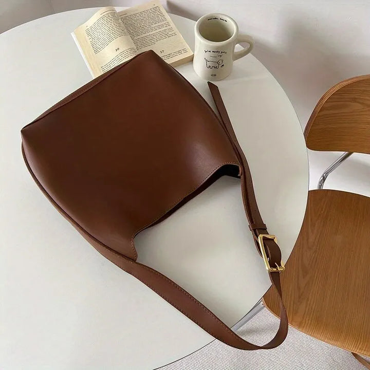 Shopper da donna nera, design versatile, ideale per lavoro e tempo libero; include tracolla rimovibile.