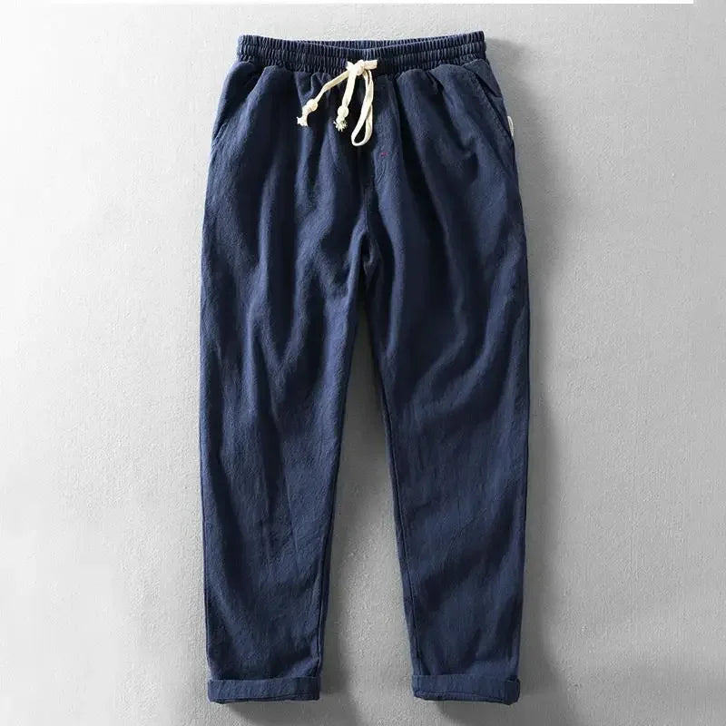 Morbidi pantaloni in lino uomo, freschi e traspiranti, offrono massimo comfort per giornate estive.