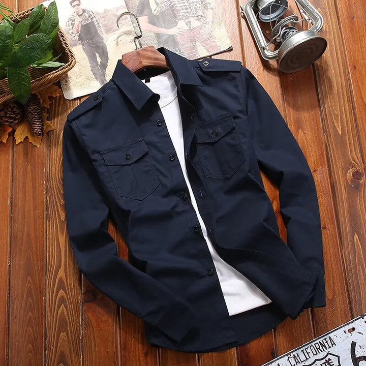 Primo piano taschini petto su camicia uomo a maniche lunghe, design funzionale per abbigliamento casual robusto.
