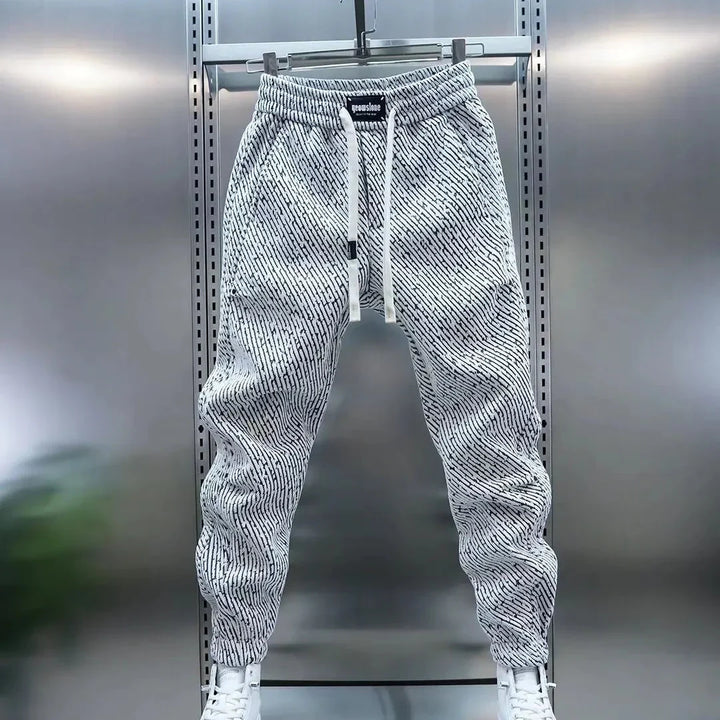 Pantaloni uomo slim fit casual fantasia con vita elasticizzata e coulisse. Look moderno e sportivo per comfort quotidiano.