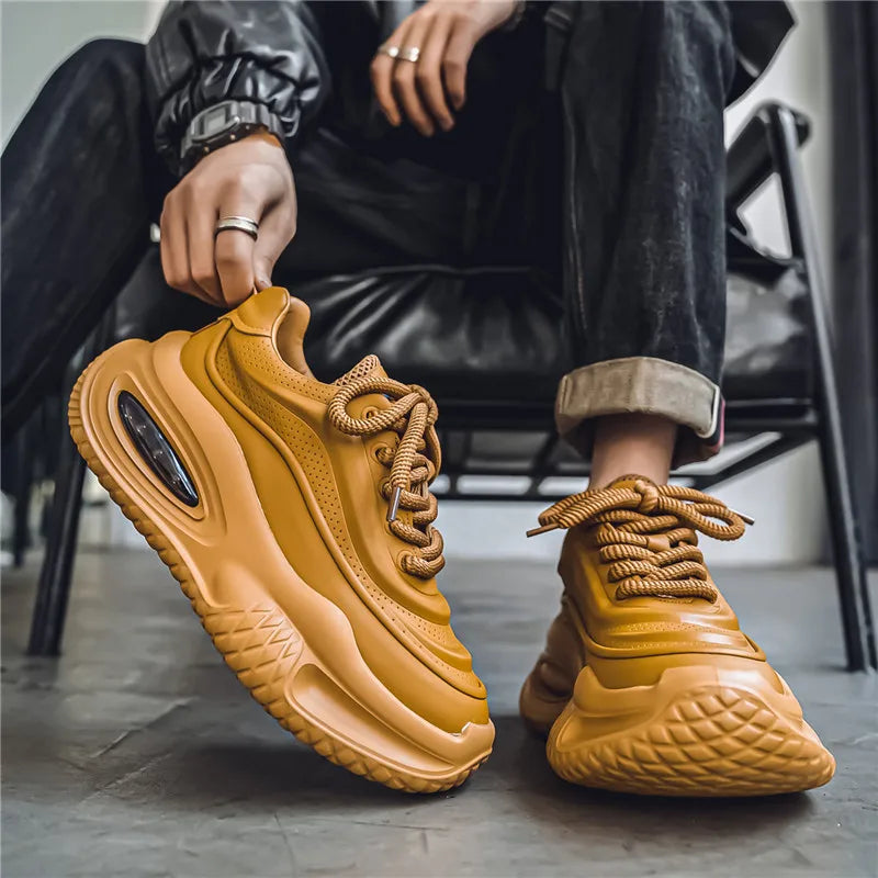 Sneakers uomo versatili: stile retrò, suola spessa, perfette per comfort urbano e scarpe sportive.