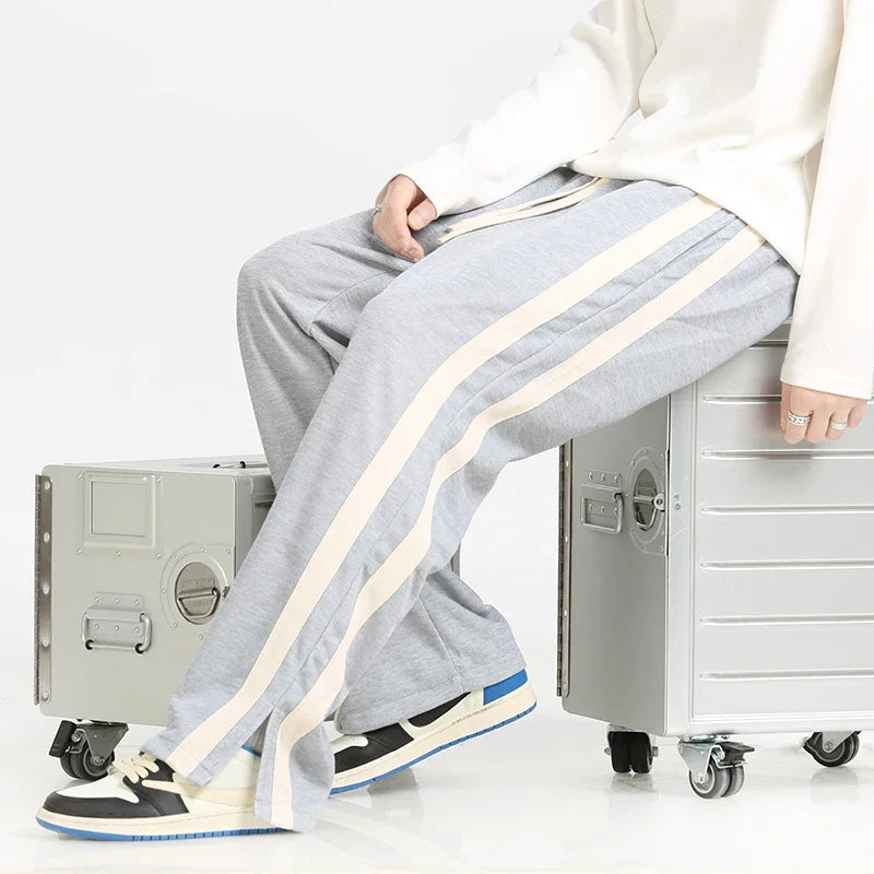 Jogger uomo casual con coulisse e righe laterali. Perfetti per un look sportivo e confortevole tutto l'anno.