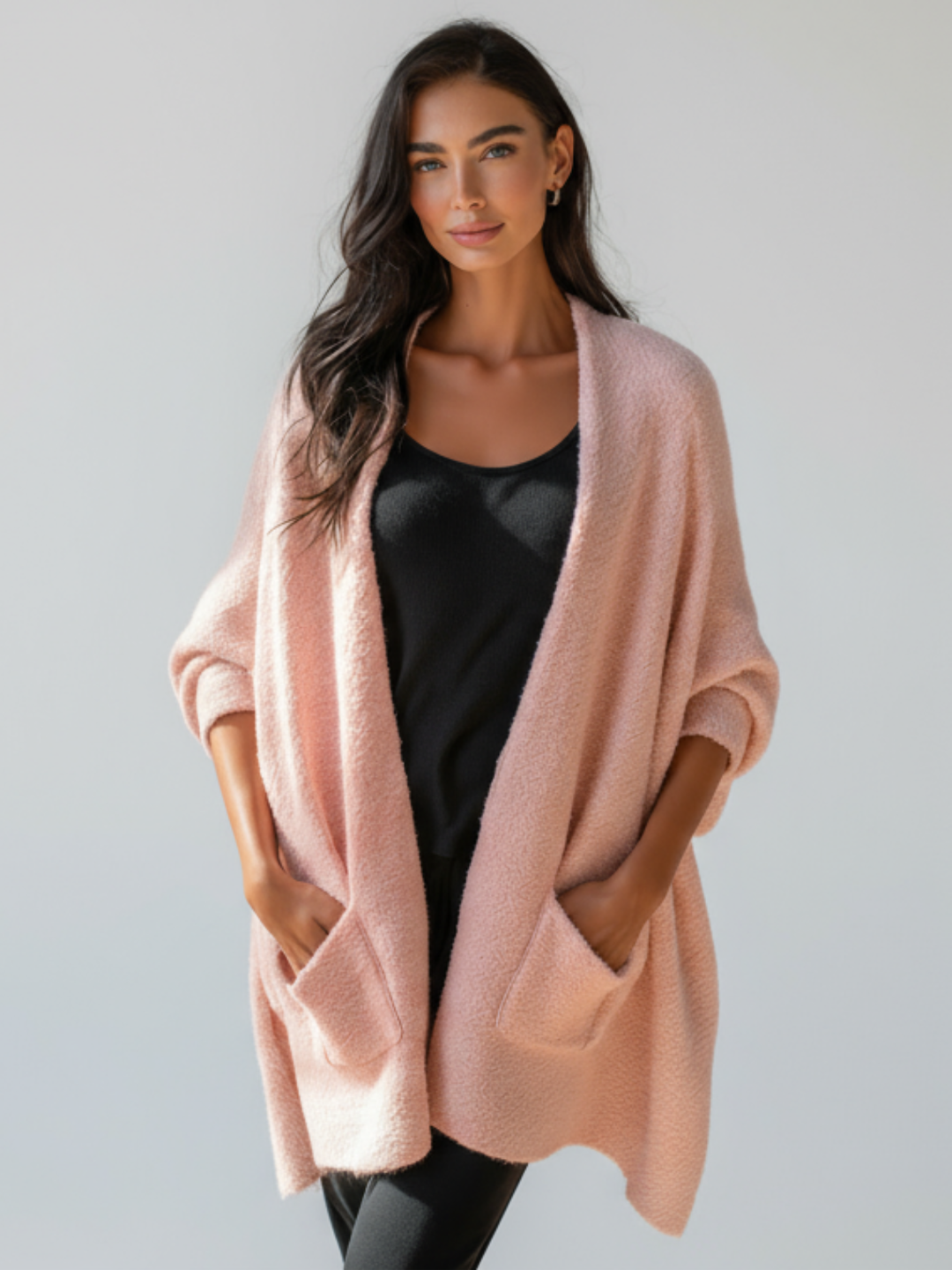 Scialle invernale donna oversize con apertura frontale. Caldo e avvolgente, ideale per la moda inverno.