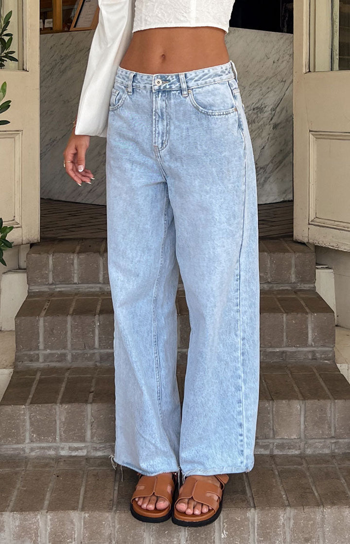 Jeans donna boyfriend a vita media, gamba larga e orlo grezzo. Ideali per un look casual e di tendenza.
