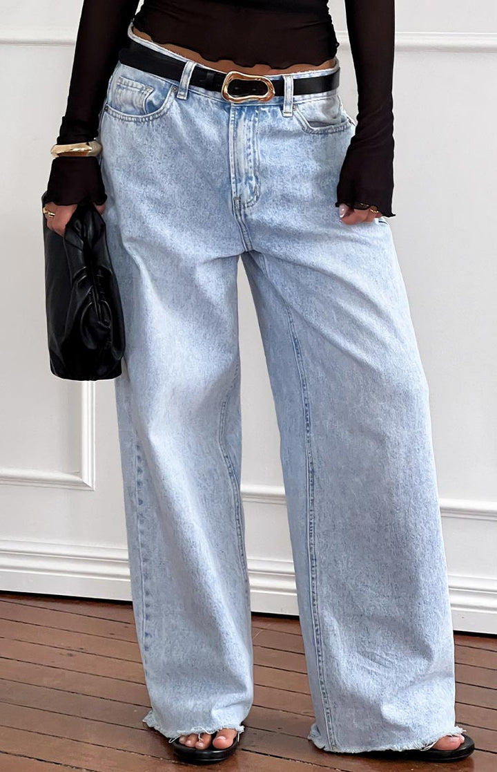 Jeans casual da donna, stile boyfriend, vita media, gamba larga e orlo grezzo. Un capo essenziale alla moda.