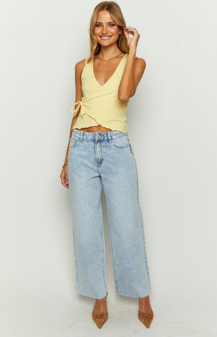 Pantaloni jeans donna boyfriend con vita media, gamba larga e orlo grezzo. Stile casual chic per ogni giorno.