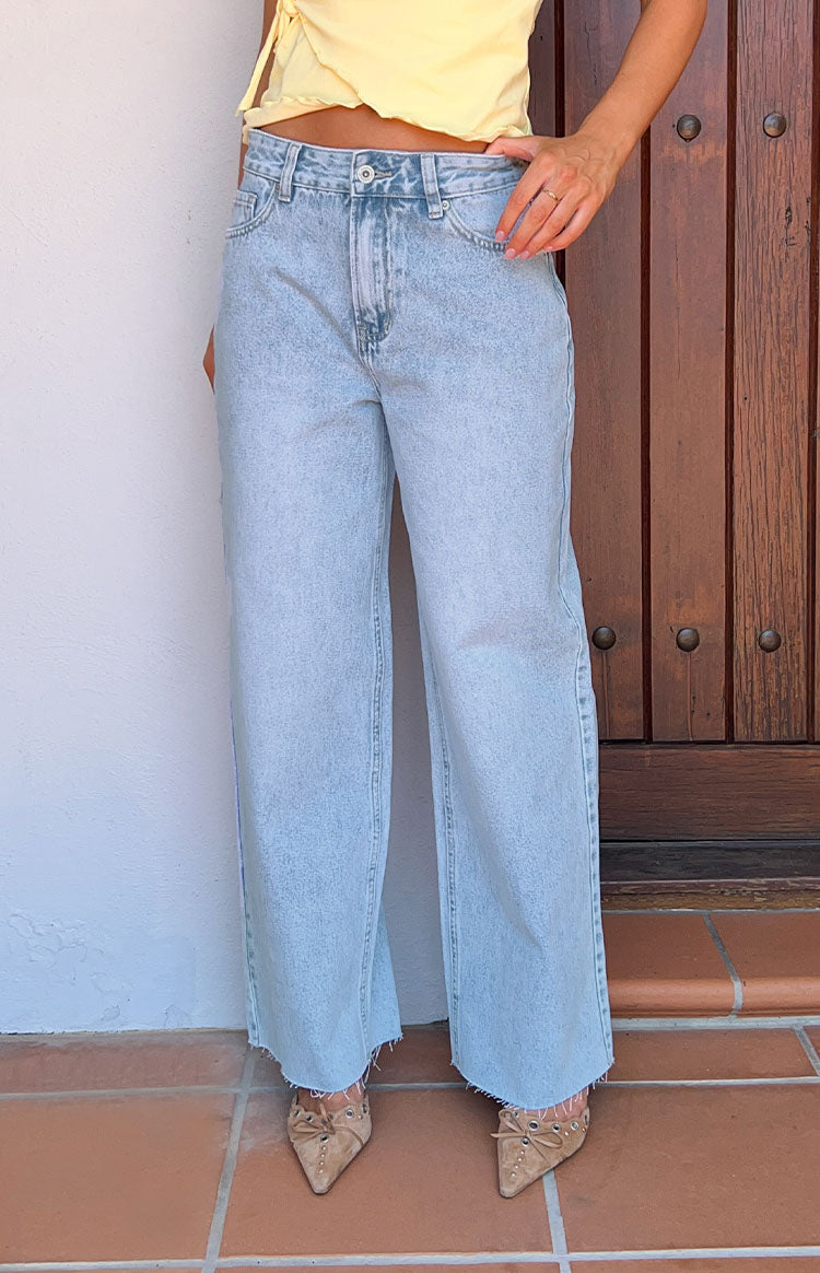 Dettaglio orlo grezzo su jeans donna boyfriend a vita media e gamba larga. Perfetti per un look rilassato.
