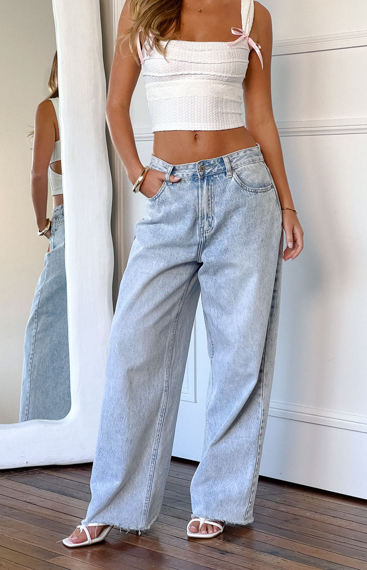 Moda donna: jeans boyfriend a vita media, gamba larga e orlo grezzo. Versatili e confortevoli.