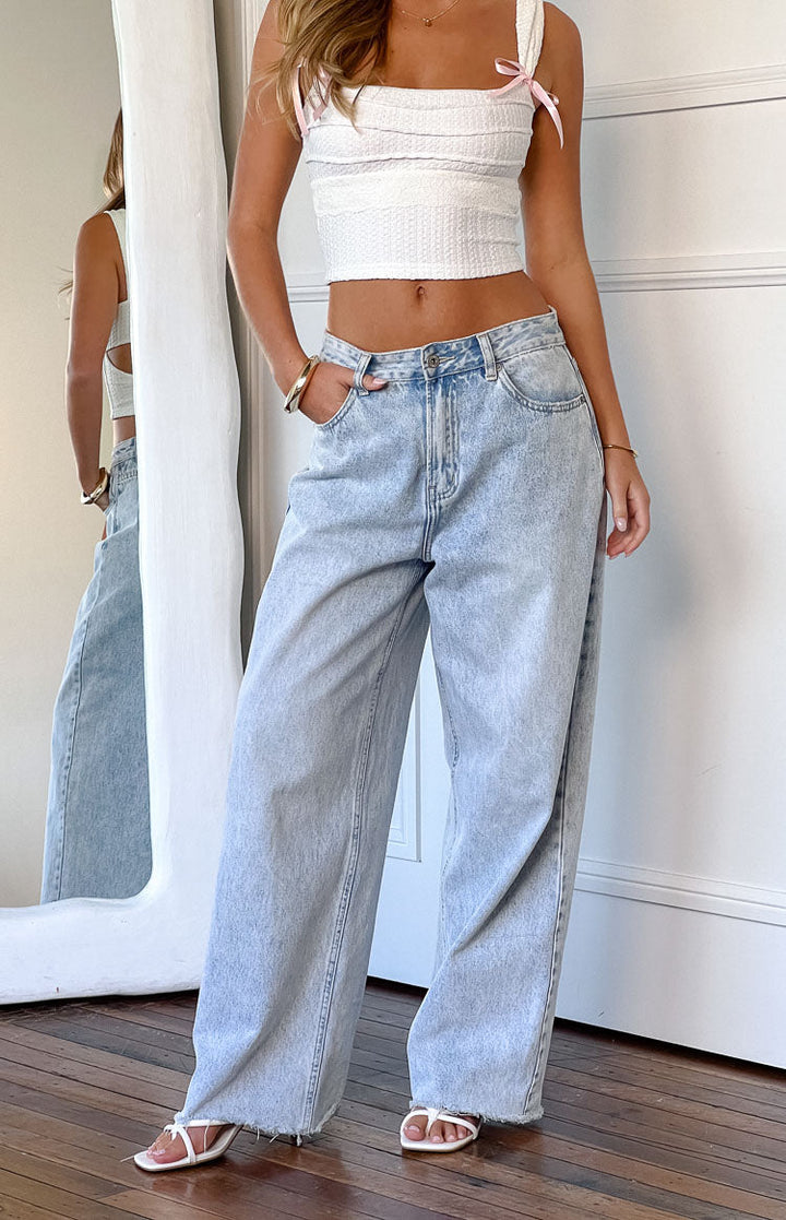 Moda donna: jeans boyfriend a vita media, gamba larga e orlo grezzo. Versatili e confortevoli.