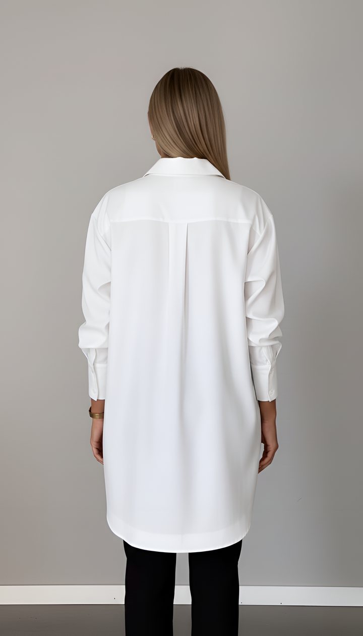 Camicia da donna con colletto classico, taglio oversize e maniche lunghe, ideale per outfit casual chic.