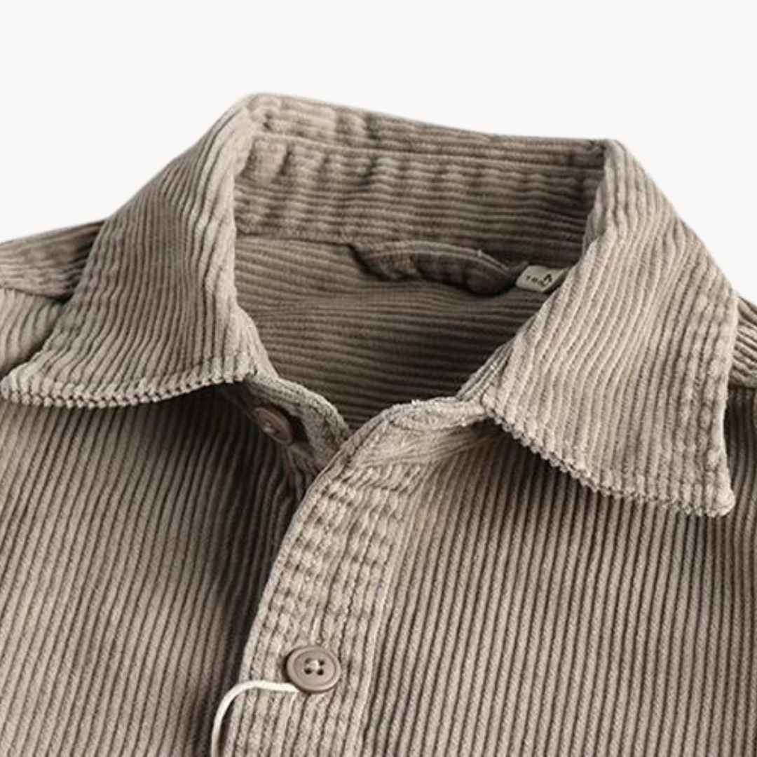 Outfit uomo: camicia casual strutturata, maniche lunghe, in tessuto corded, per un look versatile.
