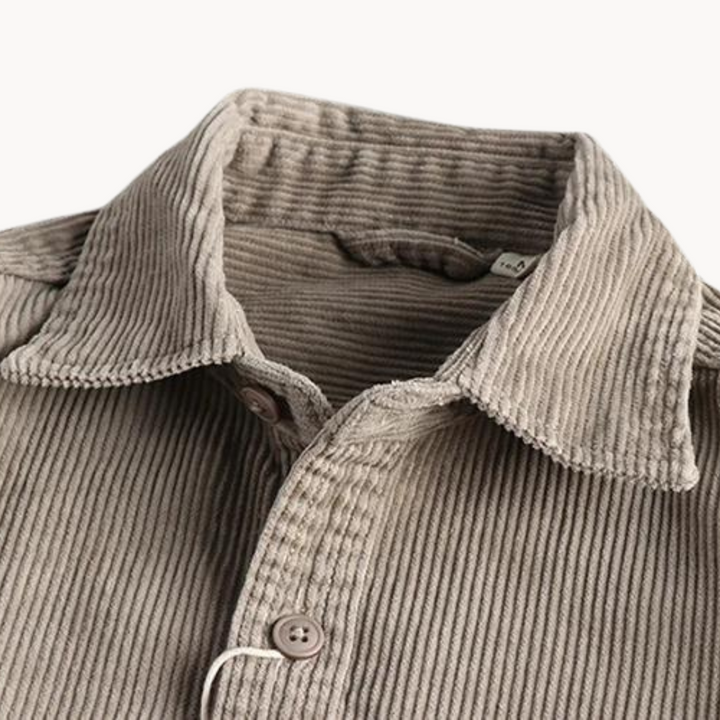 Outfit uomo: camicia casual strutturata, maniche lunghe, in tessuto corded, per un look versatile.