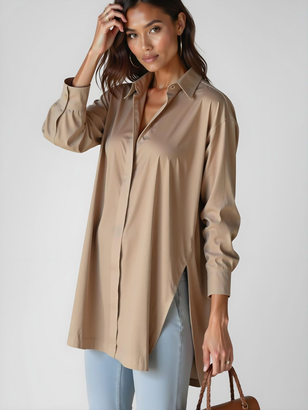 Donna indossa vestito camicia oversize, abito casual con spacco e bottoni. Perfetto per un look primaverile estivo.