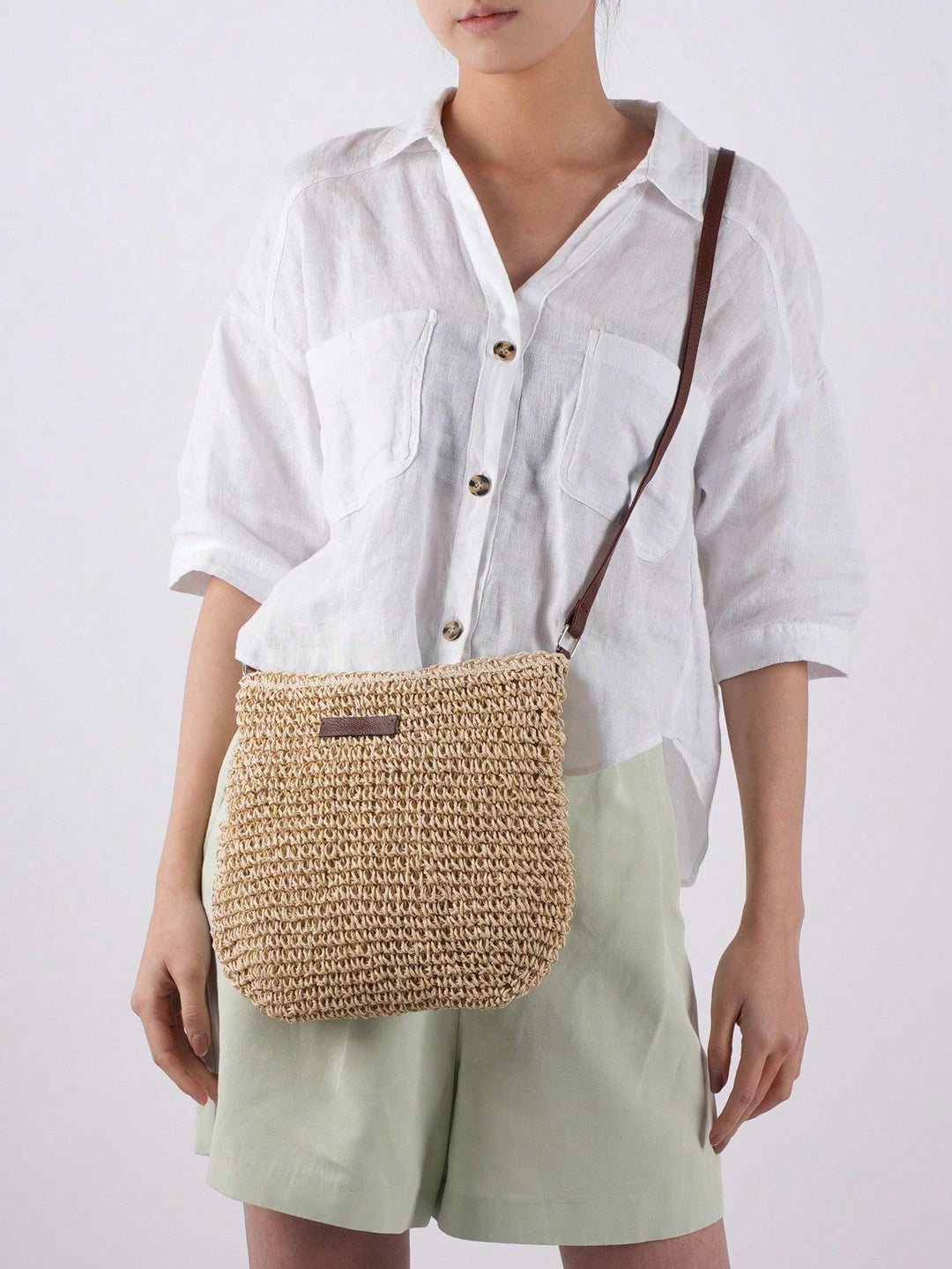 Elegante borsa tracolla donna boho in paglia, intrecciata a mano, ideale per look estivi casual.