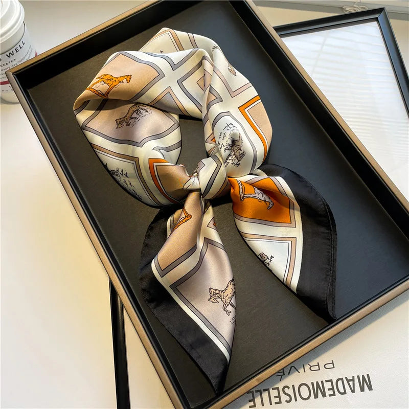 Foulard quadrato multicolore in poliestere, per donna, leggero e con finitura setosa.