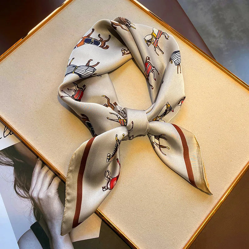 Elegante sciarpa da donna quadrata in poliestere lucido, effetto seta, un tocco di classe.