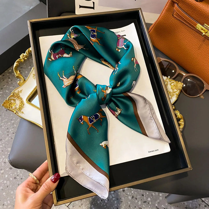 Foulard di poliestere setoso, quadrato, accessorio moda donna elegante e confortevole.