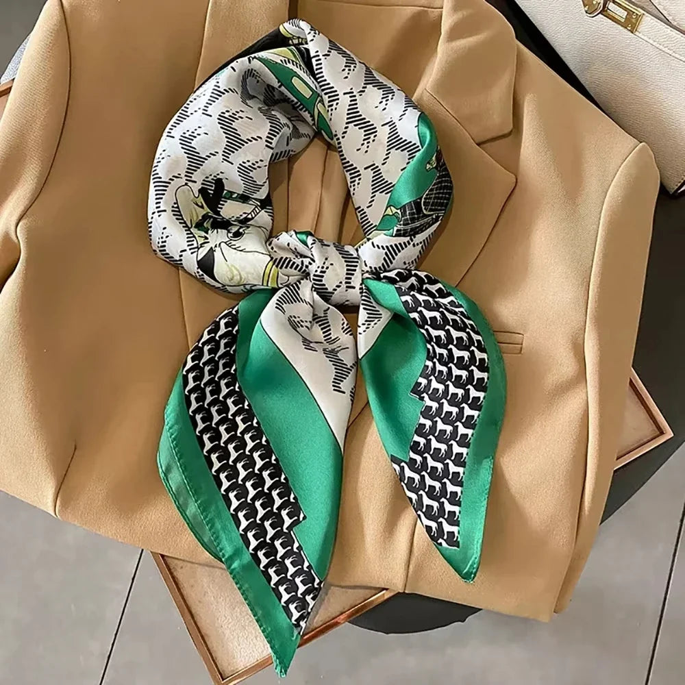 Foulard quadrato donna, in poliestere effetto seta, accessorio leggero e dai colori brillanti.