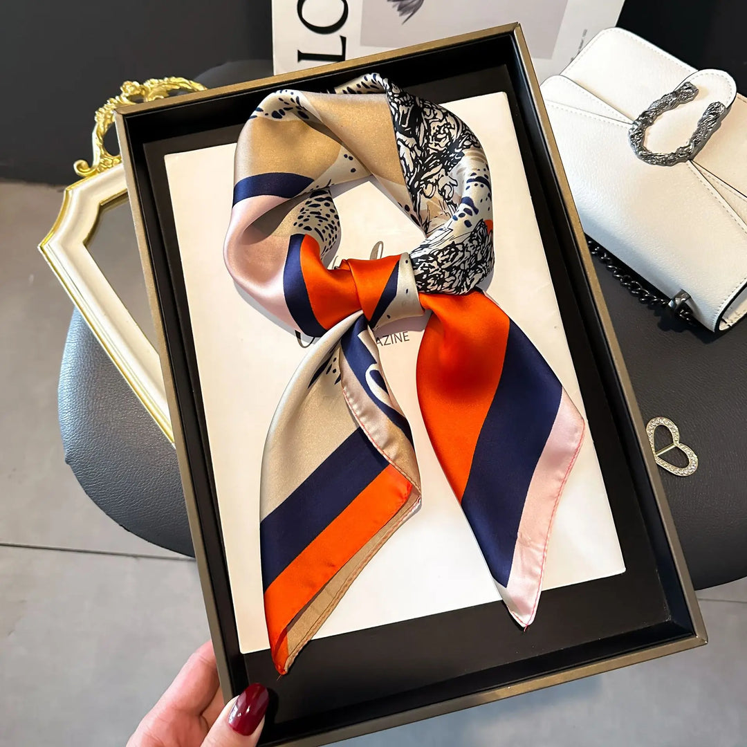 Sciarpa elegante donna quadrata, in poliestere effetto seta, per un tocco di stile unico.