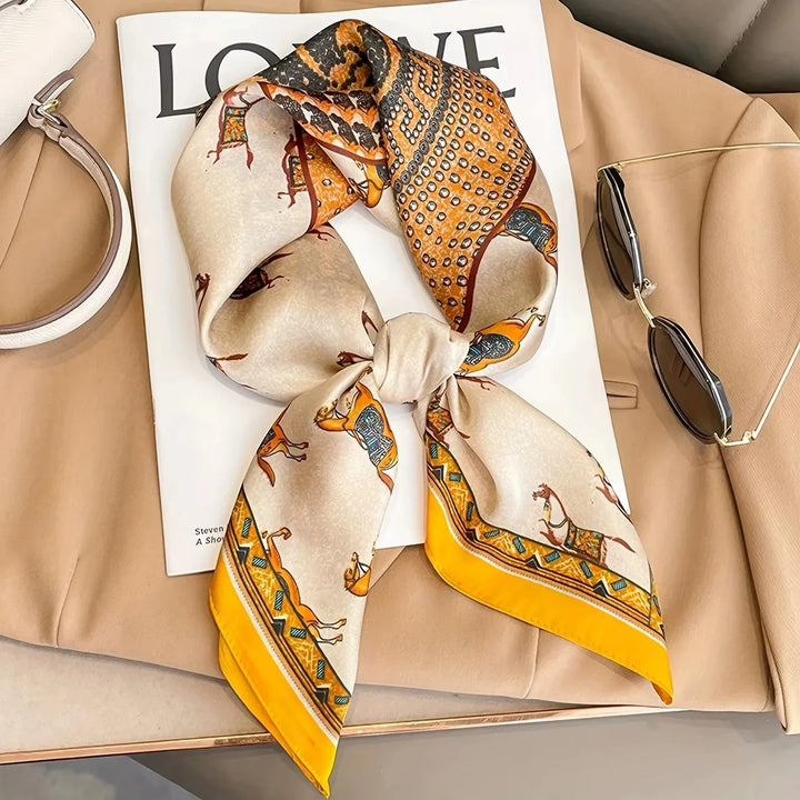 Foulard quadrato in poliestere effetto seta, accessorio moda donna, ideale per ogni stagione.