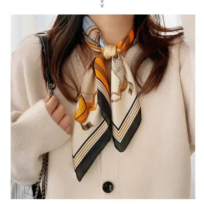Elegante foulard da donna quadrato, in poliestere setoso, ideale per un look raffinato.