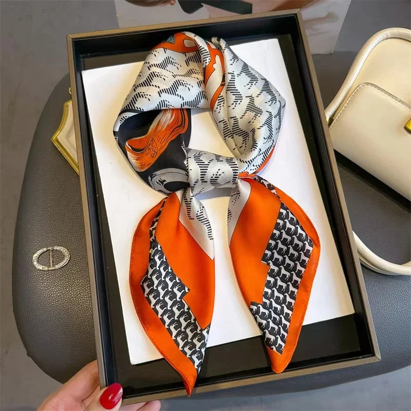 Sciarpa quadrata in poliestere effetto seta, accessorio moda donna per primavera/estate.