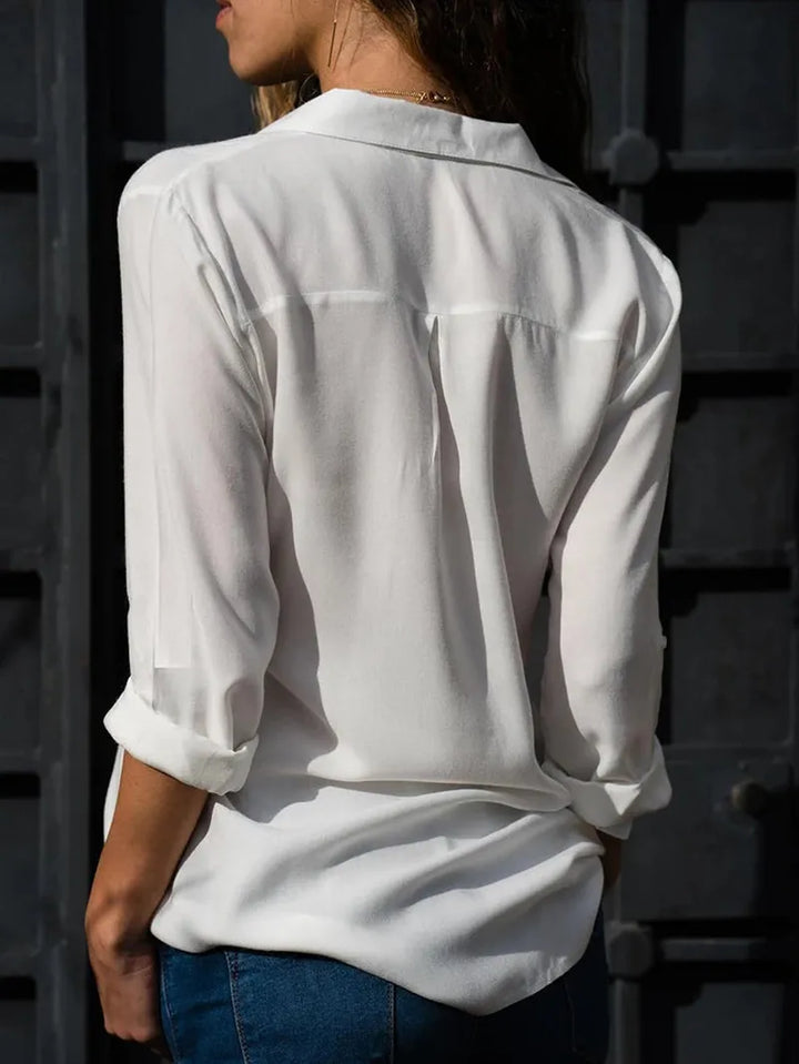 Camicetta donna con maniche lunghe, bottoni e scollo a V. Blouse elegante per un look ufficio o casual chic.