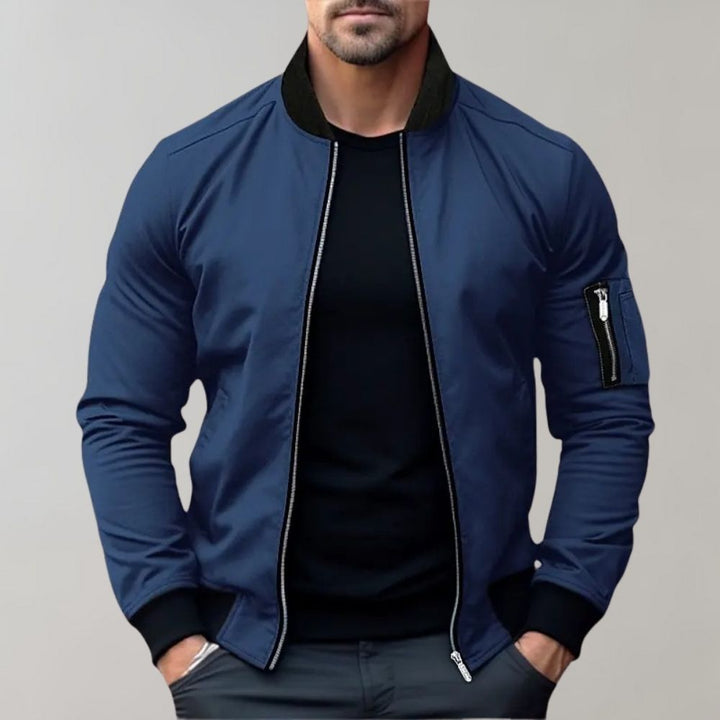 Giubbotto bomber uomo versatile, perfetto per look casual ed eleganti. Moda maschile di tendenza.